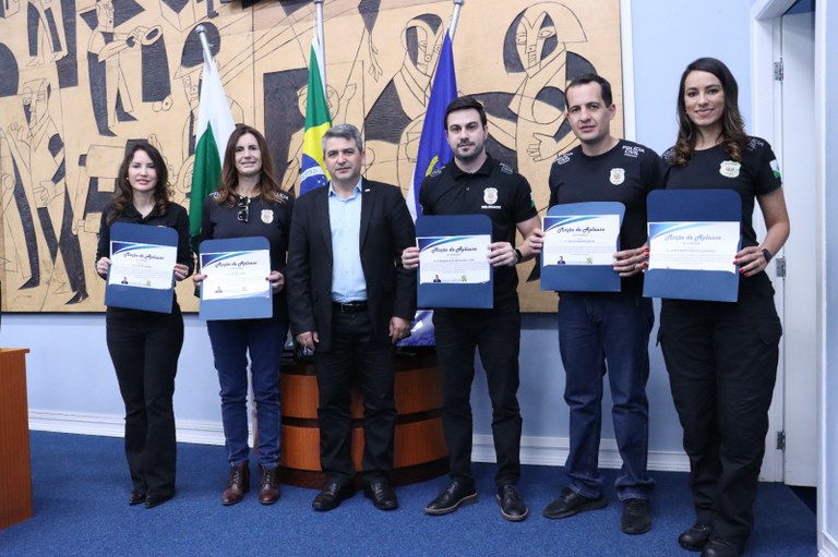 Pastor Ezequiel Faz Homenagem A Policiais Civis C Mara Municipal