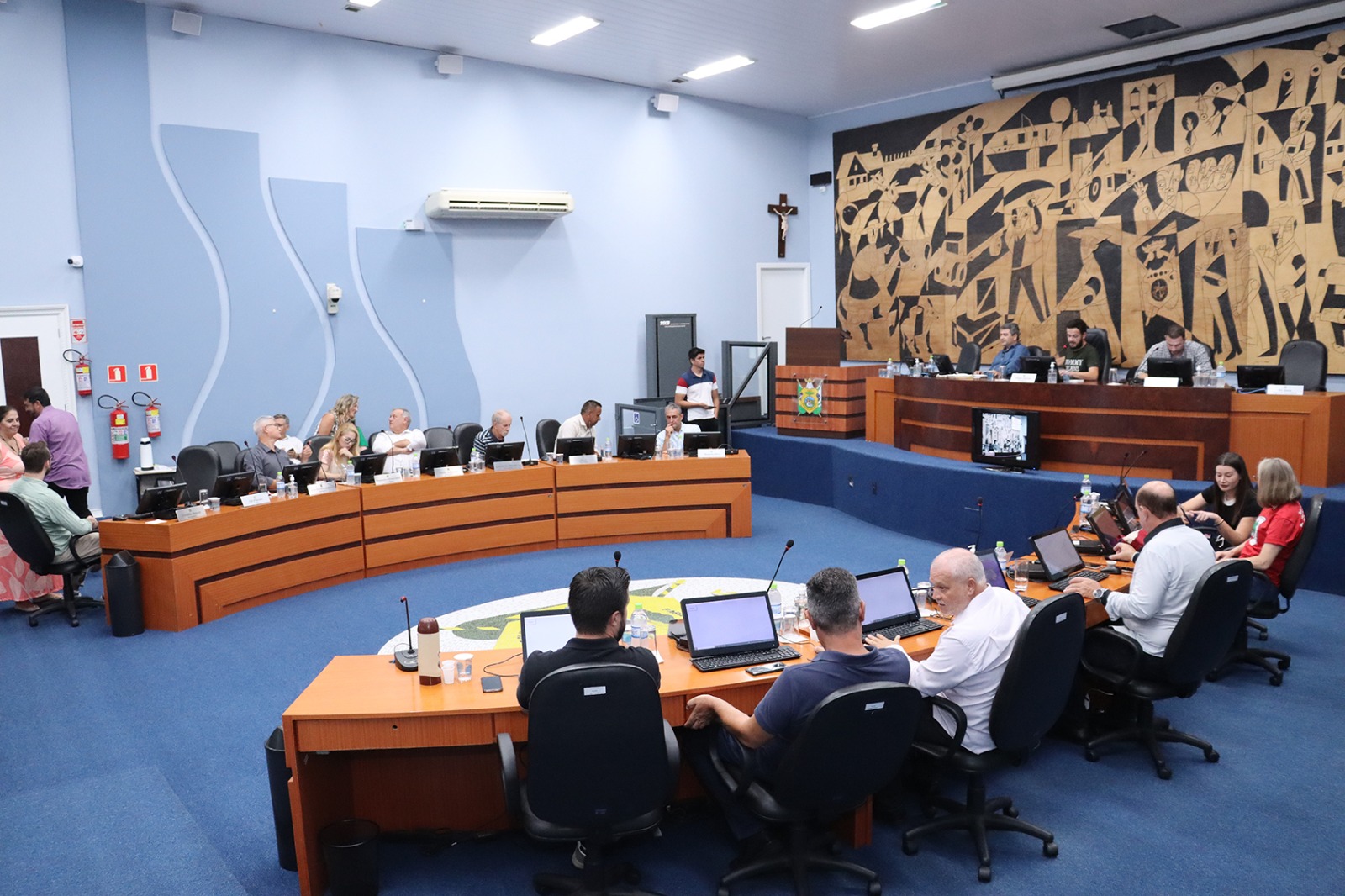 Sessão da Câmara é marcada por homenagens a cidadãos ilustres